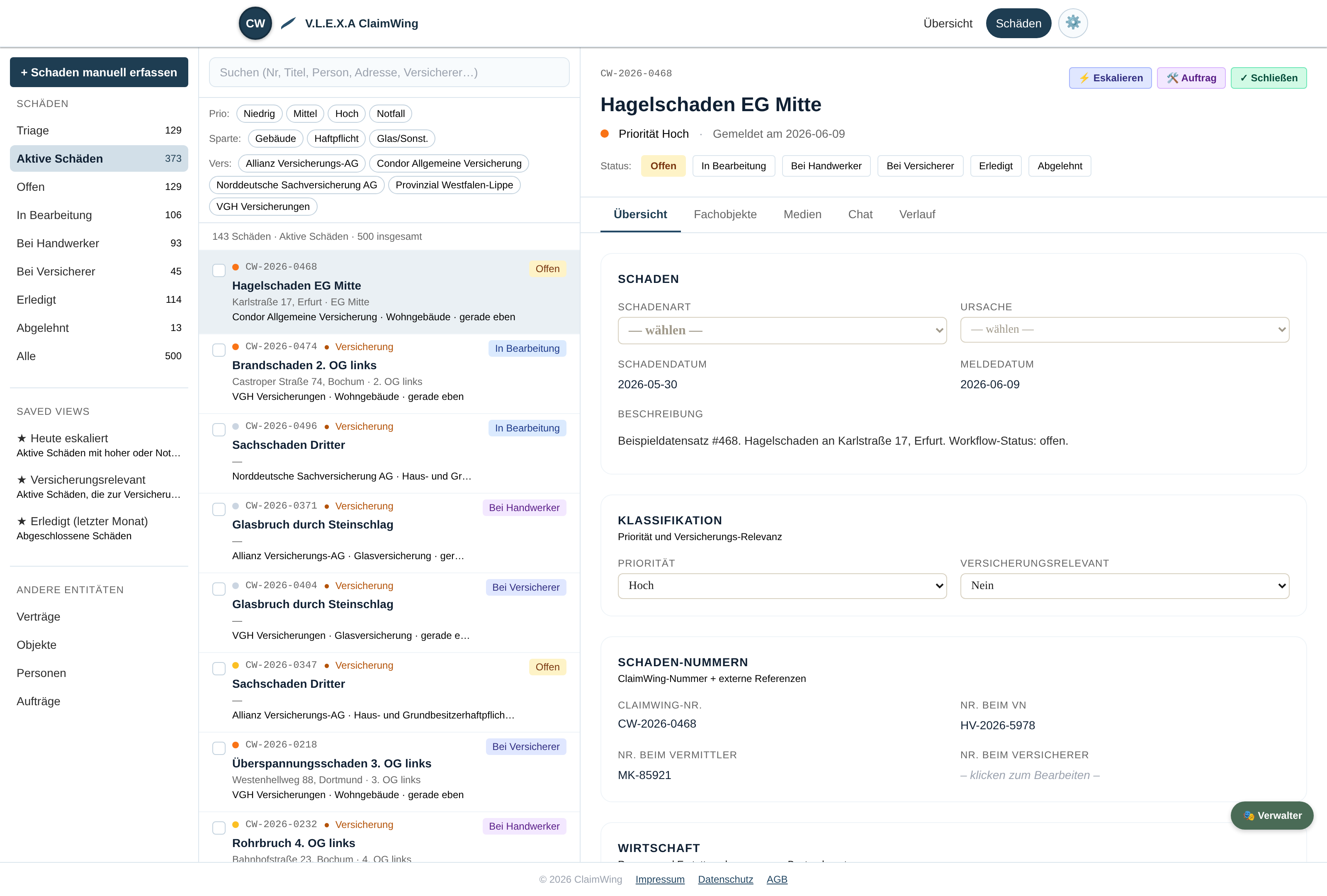 Schaden-Arbeitsbereich im Drei-Spalten-Layout: links Buckets und gespeicherte Sichten, mitte die Schadenliste, rechts die Detailansicht mit Klassifizierung